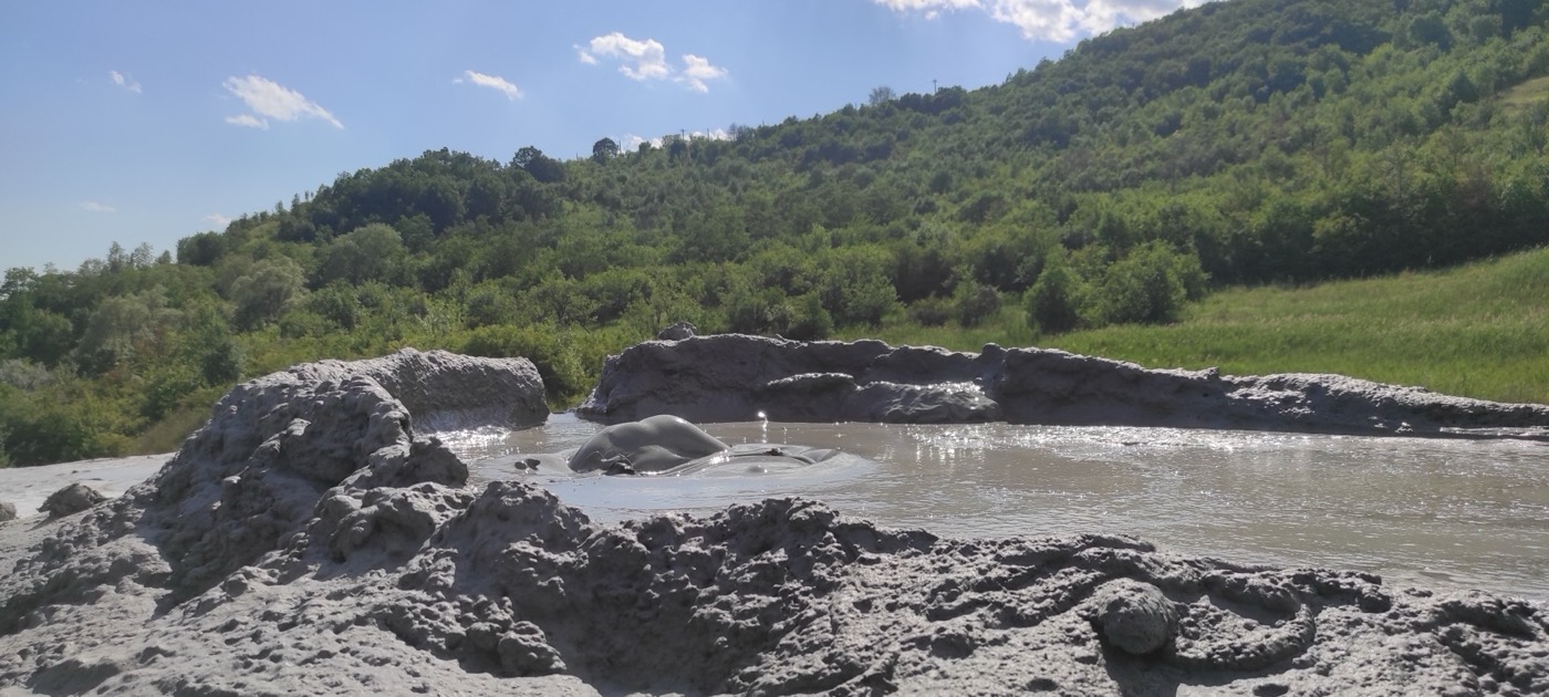 Vulcan noroios în erupție la Pâclele, comuna Scorțoasa
